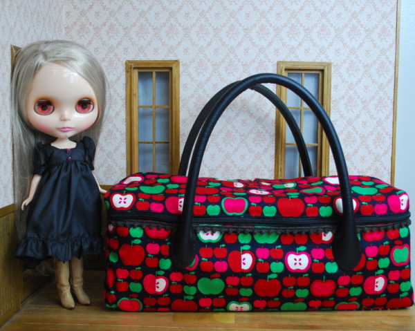 お人形とおでかけバッグ（大） りんごブラック / ブライスドールサイズ