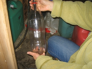 カラのペットボトルの中に配管内の灯油と汚れを集めます。