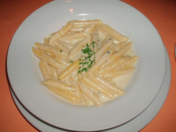 Piccolo イタリア産4種類のチーズとクリームソースのペンネ 1,800