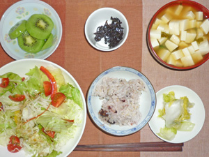 五穀ご飯，昆布の佃煮，サラダ，白菜の漬物，豆腐のみそ汁，キウイフルーツ